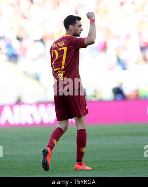 Rom, Italien. 27 Apr, 2019. Als Roma's Javier Pastore feiert sein Ziel während einer Serie ein Fußballspiel zwischen AS Roma und Cagliari in Rom, Italien, 27. April 2019. Als Roma gewann 3-0. Credit: Augusto Casasoli/Xinhua/Alamy leben Nachrichten Stockfoto