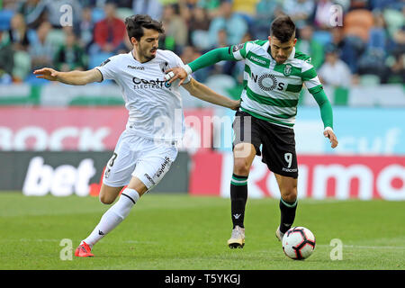 Pêpê Rodrigues von Vitória SC (L) und Marcos Acuña von Sporting CP (R) in Aktion während der Liga Nrn. 2018/19 Fußballspiel zwischen Sporting CP gesehen vs Vitória SC in Lissabon. (Endstand: Sporting CP2 - 0 Vitória SC) Stockfoto