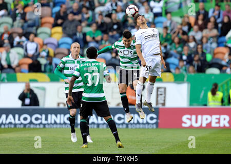 Marcos Acuña von Sporting CP (L) und rochinha von Vitória SC (R) in Aktion während der Liga Nrn. 2018/19 Fußballspiel zwischen Sporting CP gesehen vs Vitória SC in Lissabon. (Endstand: Sporting CP2 - 0 Vitória SC) Stockfoto