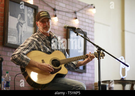 Indianapolis, Indiana, Großbritannien. 27 Apr, 2019. Country Music Star Darryl Worley führt während der dritte Tag der National Rifle Association. Quelle: Jeremy Hogan/SOPA Images/ZUMA Draht/Alamy leben Nachrichten Stockfoto