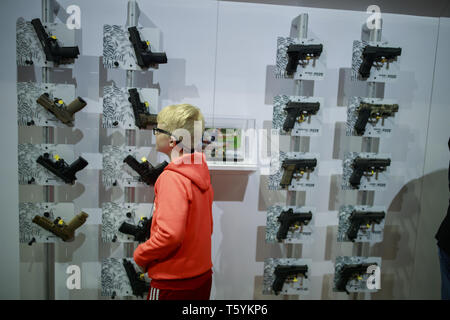 Indianapolis, Indiana, Großbritannien. 27 Apr, 2019. Ein Junge schaut auf Handfeuerwaffen in der Sig Sauer stand während der dritte Tag der National Rifle Association. Quelle: Jeremy Hogan/SOPA Images/ZUMA Draht/Alamy leben Nachrichten Stockfoto