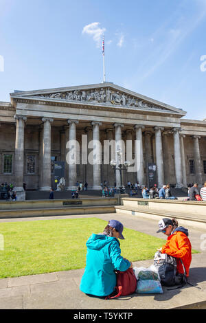 Haupteingang, das British Museum, Great Russell Street, Bloomsbury, London, England, Vereinigtes Königreich Stockfoto