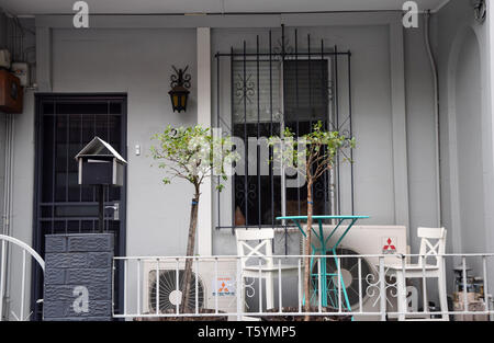 Tisch und Stühle auf der Veranda, Newtown, Sydney, Australien Stockfoto