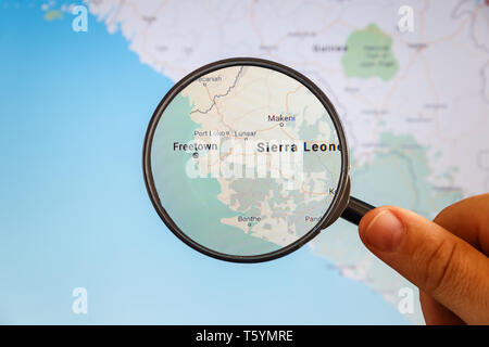 Freetown, Sierra Leone. Politische Karte. Stadt Visualisierung anschauliches Konzept auf dem Display durch die Lupe in der Hand. Stockfoto