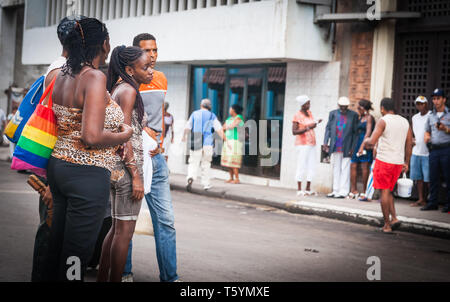 Havanna Kuba - 8. JULI 2012; Vier afro-kubanischen Jungen Erwachsenen gemeinsam in der Mitte der Straße der Stadt. Stockfoto