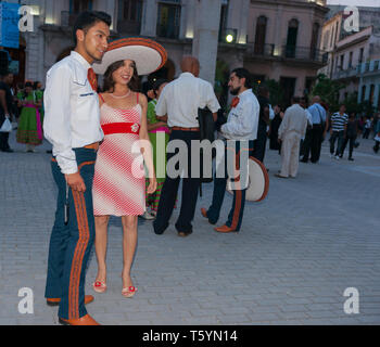 Havanna Kuba - 8. JULI 2012; attraktive junge Paar in elegante Kleidung in der Stadt als die Dunkelheit entsteht. Stockfoto