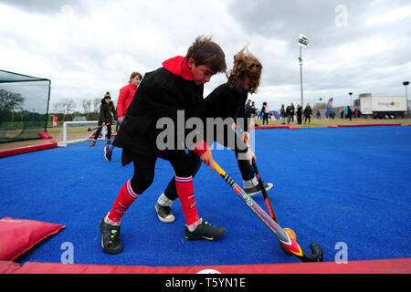 Allgemeine Ansicht der Kinder spielen Hockey vor der FIH-Pro League match bei Lee Valley Hockey und Tennis Centre, London. Stockfoto