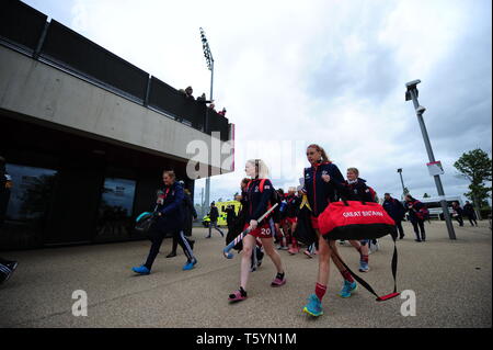 Gesamtansicht der britischen Frauenmannschaft, die vor dem Spiel der FIH Pro League im Lee Valley Hockey and Tennis Center, London, eintrifft. Stockfoto