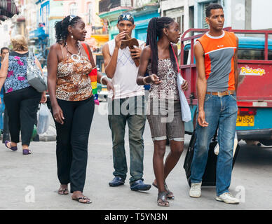 Havanna Kuba - 8. JULI 2012; Vier Afro-kubanische Junge Erwachsene gemeinsam zu Fuß in der Stadt. Stockfoto