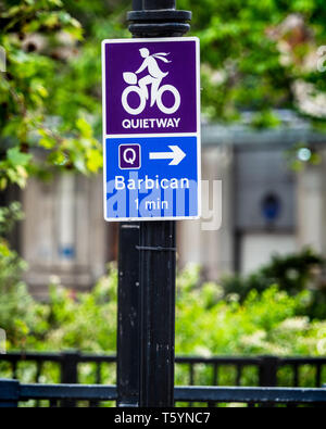 Schild für eine der Radrouten in London Cycling Quietways - überwinden Sie Hindernisse für den Radsport, für Radfahrer, die ruhigere, verkehrsarme Routen nutzen möchten Stockfoto