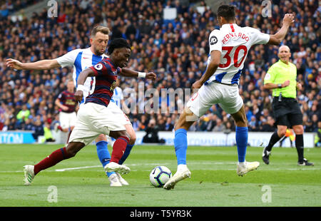 Newcastle United Christian Atsu (Mitte) in Aktion gegen Brighton & Hove Albion Bernardo (rechts) während der Premier League Match an der AMEX Stadion, Brighton. Stockfoto