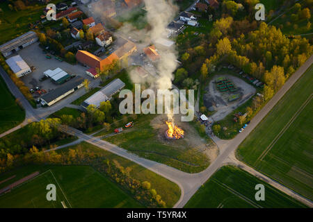 Luftaufnahme von Ostern Feuer. Osterfeuer Feier rund um Sonnenuntergang am heiligen Samstag im Landkreis Harz in Sachsen-Anhalt, Deutschland. Stockfoto