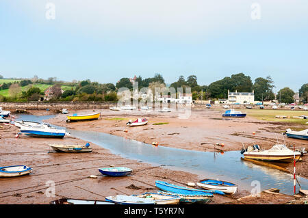 Sanft ansteigenden Felder bilden einen schönen Hintergrund für den Strom durch die freiliegenden Wattenmeer Gezeiten Cockwood Harbour fließt und die Boote dort günstig Stockfoto