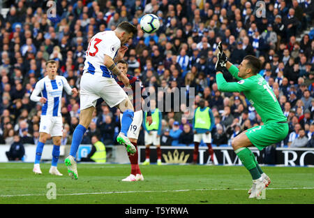 Brighton & Hove Albion Leon Balogun (links) Kerben erste Ziel seiner Seite des Spiels während der Premier League Match an der AMEX Stadion, Brighton. Stockfoto