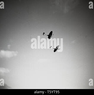 1940, historisches Bild aus dieser Zeit zeigt zwei spitfires in den Himmel. Stockfoto