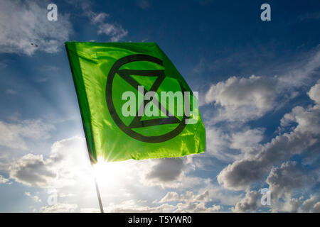 Das Aussterben Rebellion Flagge bei der Abschlussfeier der Auslöschung Rebellion Demonstration 25. April 2019, Speaker's Corner, Marble Arch, London Stockfoto