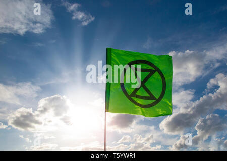 Das Aussterben Rebellion Flagge bei der Abschlussfeier der Auslöschung Rebellion Demonstration 25. April 2019, Speaker's Corner, Marble Arch, London Stockfoto