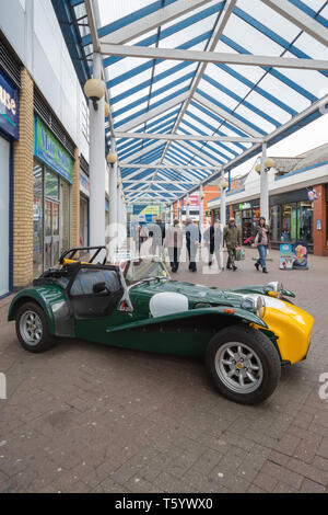 Sport Auto auf Anzeige im Zentrum der Stadt während der Farnborough Classic Car Show, April 2019, Hampshire, Großbritannien Stockfoto