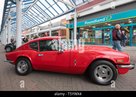 Rot 1973 Triumph Auto auf Anzeige in Farnborough Town Center, Teil der Farnborough Classic Car Show im April 2019, Hampshire, Großbritannien Stockfoto