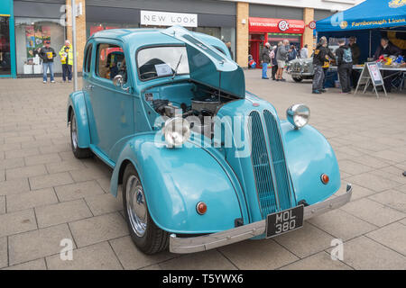 Blue 1952 Ford Anglia classic car auf Anzeige in der Farnborough Classic Car Show im April 2019, Hampshire, Großbritannien Stockfoto