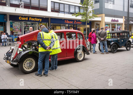 Farnborough Car Show, April 2019, klassische Fahrzeuge auf Anzeige im Zentrum der Stadt, Hampshire, Großbritannien Stockfoto