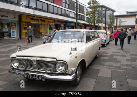 White 1965 Ford Zephyr Oldtimer in einem klassischen Fahrzeug zeigen, Großbritannien Stockfoto