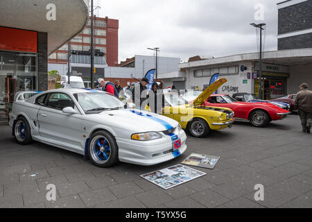 Farnborough Car Show, April 2019, klassische Fahrzeuge auf Anzeige im Zentrum der Stadt, Hampshire, Großbritannien Stockfoto