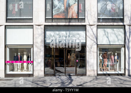 Mango Niederlassung in Hamburg, Deutschland. Mango ist ein spanischer Kleidung Design und Manufacturing Company, in Barcelona, Spanien, gegründet. Stockfoto