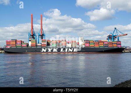 NYK WREN am HHLA Container Terminal Altenwerder (CTA). Nippon Yusen Kabushiki Kaisha (NYK) ist eine der ältesten und größten Reedereien. Stockfoto