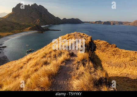 Sonnenuntergang vom Hügel auf Berge im Komodo National Park Stockfoto