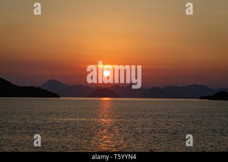 Sonnenuntergang über dem Pazifik in der Nähe der Insel Komodo in Indonesien Stockfoto