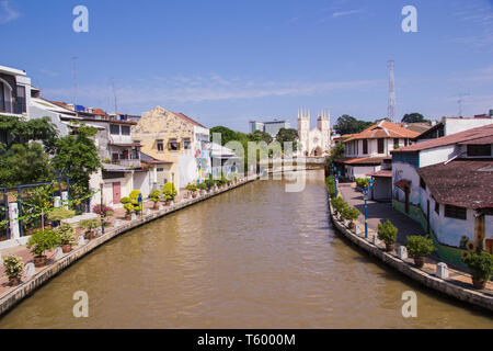 Stadt Melaka (Malacca), die den Fluss und farbenfrohe Gebäude auf beiden Seiten der Böschung Stockfoto