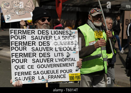 Paris, Frankreich. 27 Apr, 2019. Einheitliche Demonstration - Gewerkschaften und gelbe Westen, am 27. April 2019 in Paris, Frankreich. Stockfoto