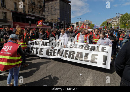 Paris, Frankreich. 27 Apr, 2019. Einheitliche Demonstration - Gewerkschaften und gelbe Westen, am 27. April 2019 in Paris, Frankreich. Stockfoto