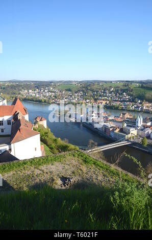 Passau ist am Zusammenfluss der Flüsse Donau, Inn und Ilz gelegen. Im Bild Donau und Inn gesehen werden können, die den Transport von sehr hellen Stockfoto