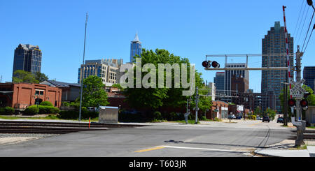 Bahnübergang in der boylan Höhen Nachbarschaft gerade östlich der Innenstadt von Raleigh, North Carolina. Stockfoto