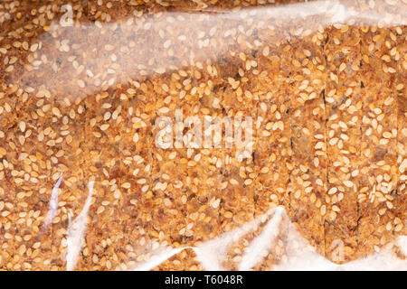 Essen Textur Hintergrund von Brot mit frisch gekeimten organische Körner, Ansicht von oben in der Plastikverpackung. Stockfoto