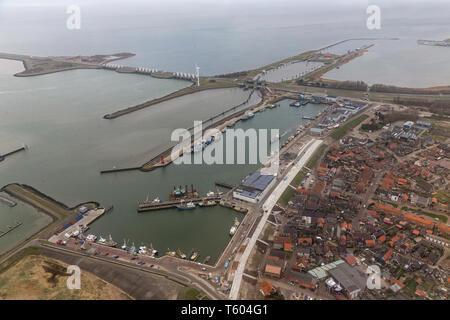 Luftaufnahme Dutch Harbor Den Oever mit Afsluitdijk mit Schleusen Stockfoto