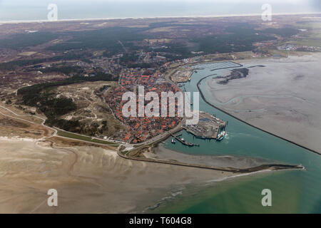 Luftaufnahme niederländischen Hafen und Dorf Terschelling Stockfoto