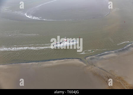 Niederländische Fähre am Wattenmeer Navigieren zwischen Sandbänken Stockfoto