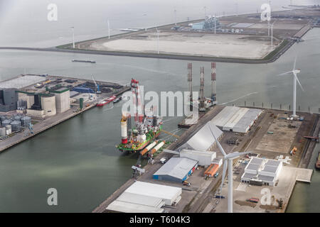 Dutch Harbor Eemshaven mit Windkraftanlagen und Offshore- Plattformen Stockfoto