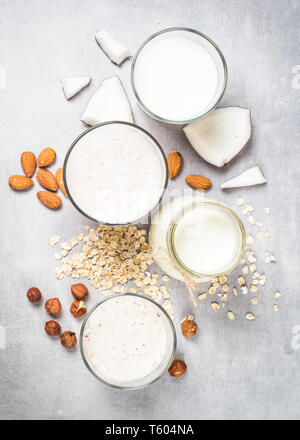 Vegan ohne Milchprodukte Milch alternative Ansicht von oben. Stockfoto