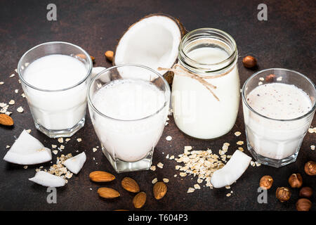 Vegan ohne Milchprodukte alternative Milch - Muttern und Hafer. Stockfoto