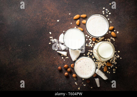 Vegan ohne Milchprodukte alternative Milch, Nüsse und hafermilch Ansicht von oben. Stockfoto