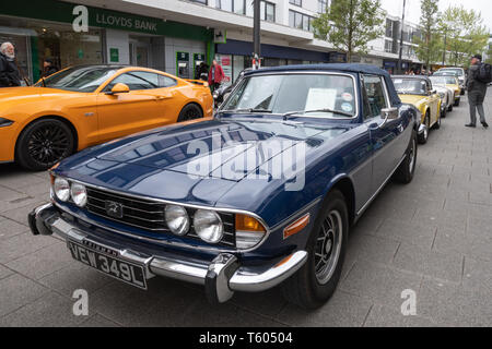 Farnborough Car Show, April 2019, klassische Fahrzeuge auf Anzeige im Zentrum der Stadt, Hampshire, Großbritannien Stockfoto