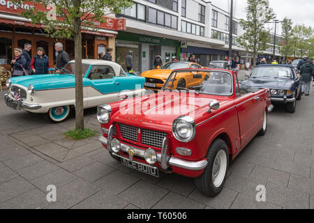 Farnborough Car Show, April 2019, klassische Fahrzeuge auf Anzeige im Zentrum der Stadt, Hampshire, Großbritannien Stockfoto