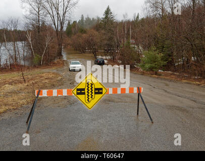 Quebec, Kanada. Frühjahr Hochwasser zwingt die Schließung von st-patrick Straße in Rawdon Stockfoto