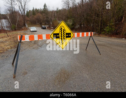 Quebec, Kanada. Frühjahr Hochwasser zwingt die Schließung von st-patrick Straße in Rawdon Stockfoto