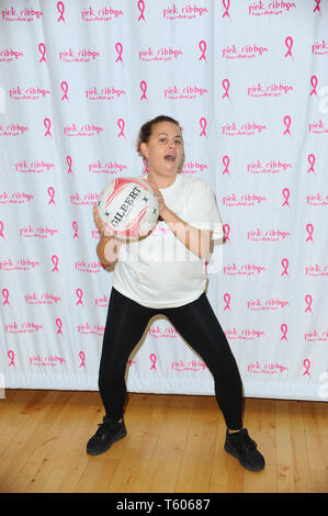 Nadia Essex während der Dreharbeiten für Pink, Celebrity Charity netball Gleiches an Kupfer, Olympic Park Stratford London gesehen. Stockfoto