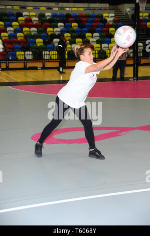 Nadia Essex während der Dreharbeiten für Pink, Celebrity Charity netball Gleiches an Kupfer, Olympic Park Stratford London gesehen. Stockfoto